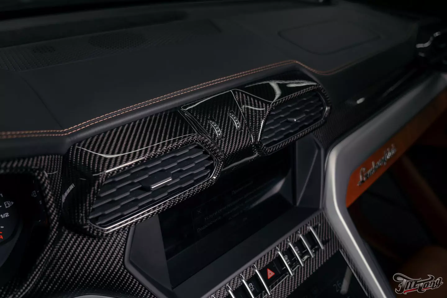 Ламинация элементов салона карбоном в шикарном Lamborghini Urus